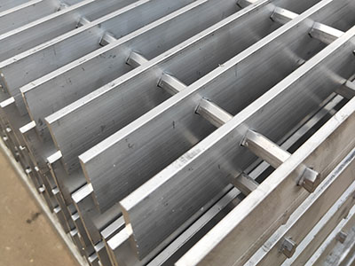 Aluminum grating